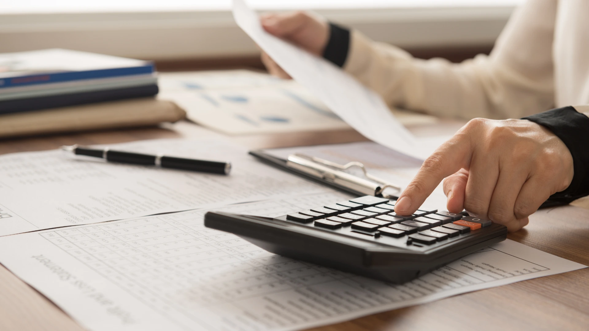 Especialista realizando outsourcing contable externo para optimizar la gestión financiera de una empresa.