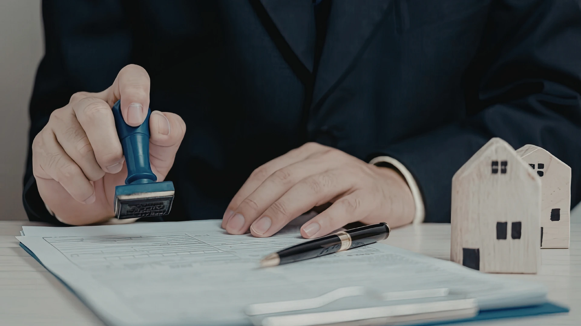 Perito contable de ATF Taxfinance sustentando un informe pericial financiero para procesos judiciales en Quito.